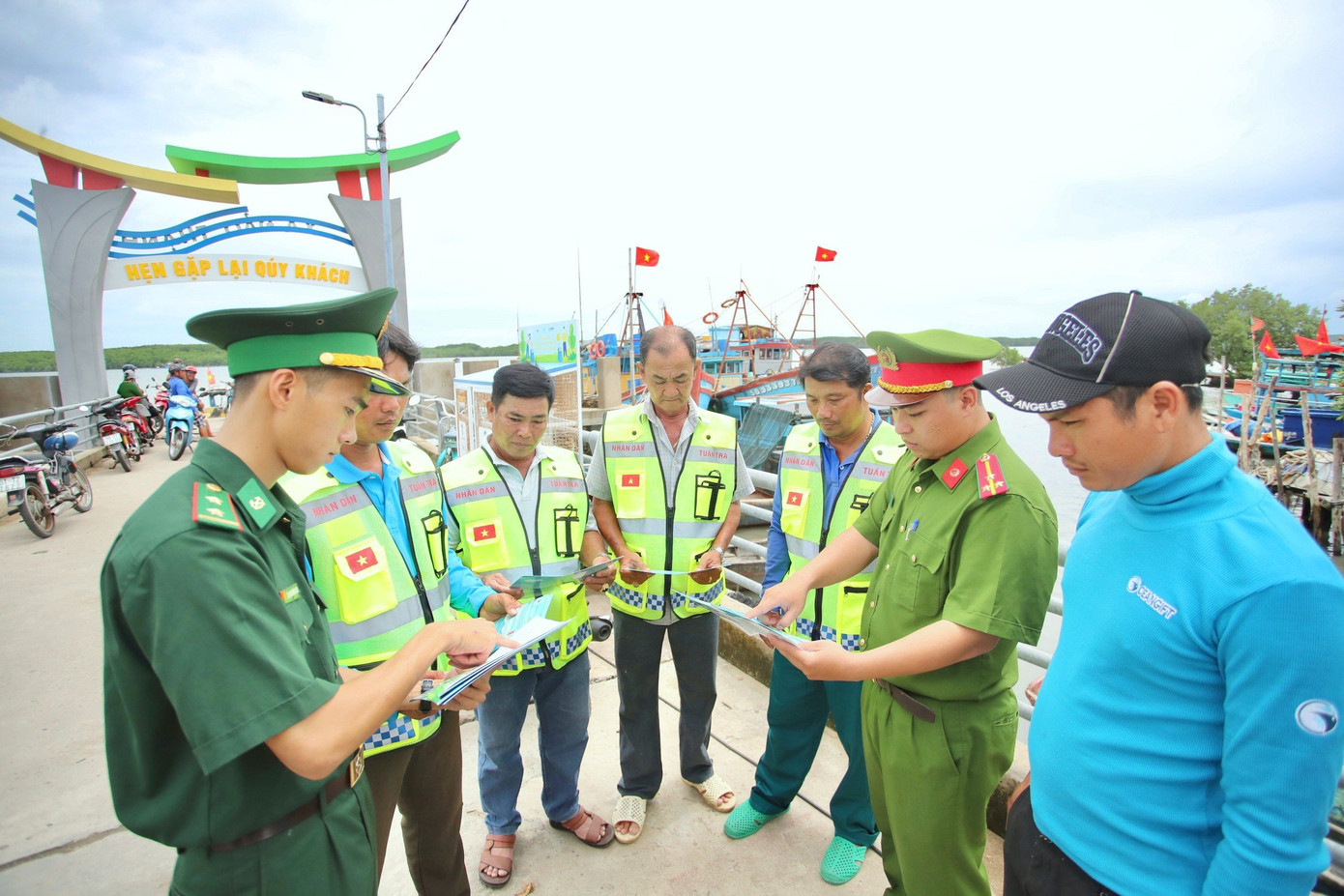 Đoàn viên Đồn Biên phòng Thạnh An và Công an TPHCM tuyên truyền cho bà con ngư dân trên địa bàn xã đảo Thạnh An. Đoàn viên Đồn Biên phòng Thạnh An và Công an TPHCM tuyên truyền cho bà con ngư dân trên địa bàn xã đảo Thạnh An.