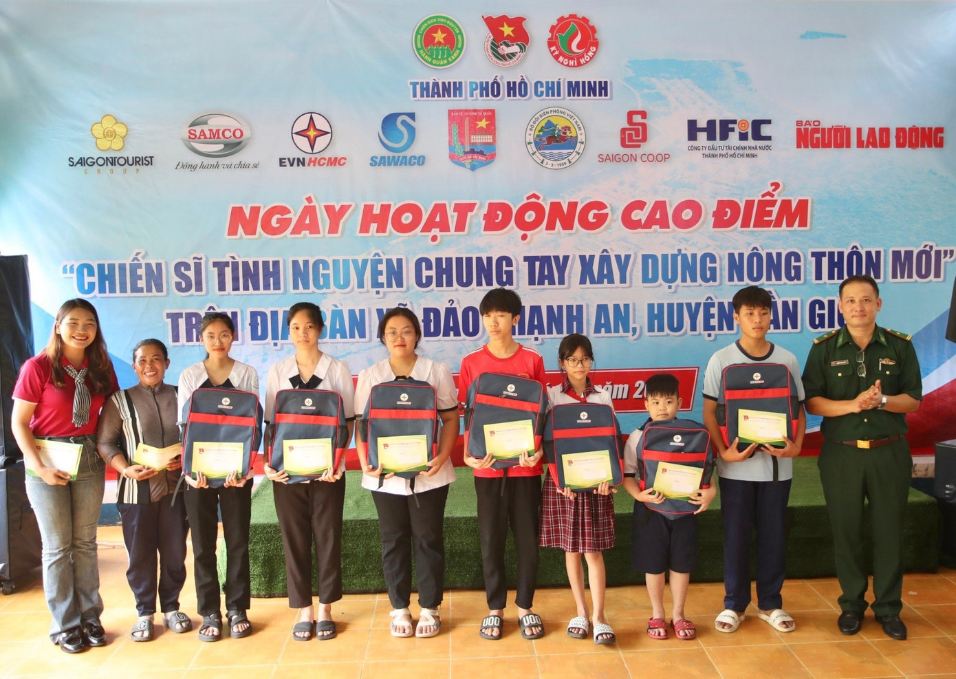 Trao học bổng “Nâng bước em tới trường” tặng học sinh nghèo. Trao học bổng “Nâng bước em tới trường” tặng học sinh nghèo.