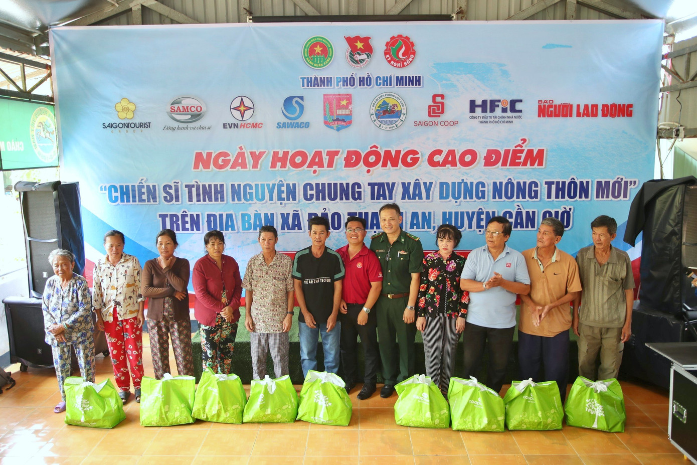 Chỉ huy Đồn Biên phòng Thạnh An trao quà tặng các hộ dân giữ rừng và ngư dân. Chỉ huy Đồn Biên phòng Thạnh An trao quà tặng các hộ dân giữ rừng và ngư dân.