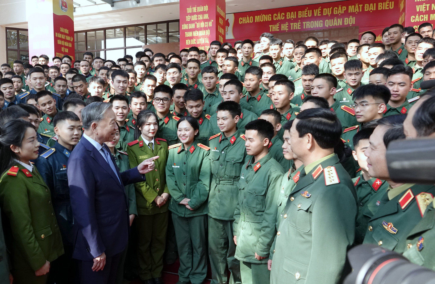 Tổng Bí thư Tô Lâm trò chuyện với các đại biểu về dự chương trình gặp mặt.