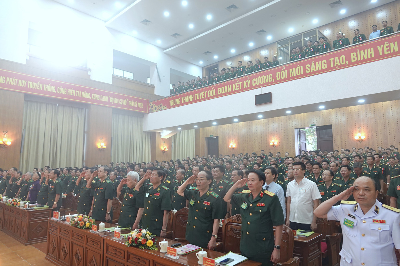 Các đại biểu dự đại hội làm lễ chào cờ, sáng 15/8. Các đại biểu dự đại hội làm lễ chào cờ, sáng 15/8.