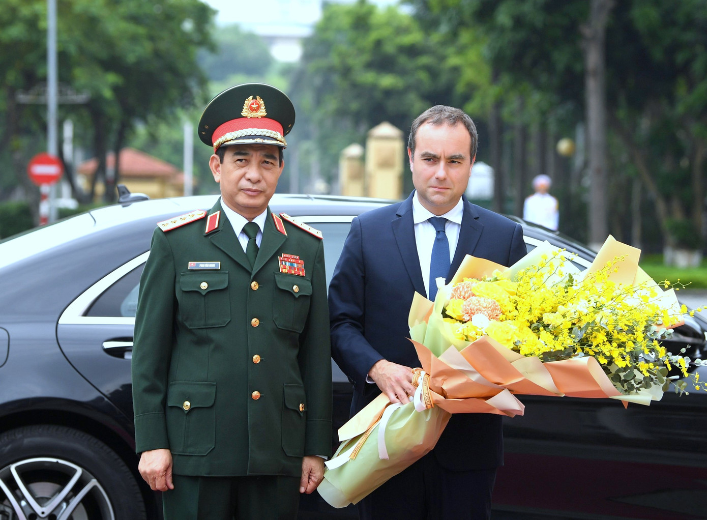 Đại tướng Phan Văn Giang đón Bộ trưởng Bộ Quân đội Pháp Sébastien Lecornu tới dự hội đàm tại trụ sở Bộ Quốc phòng, sáng 5/5.