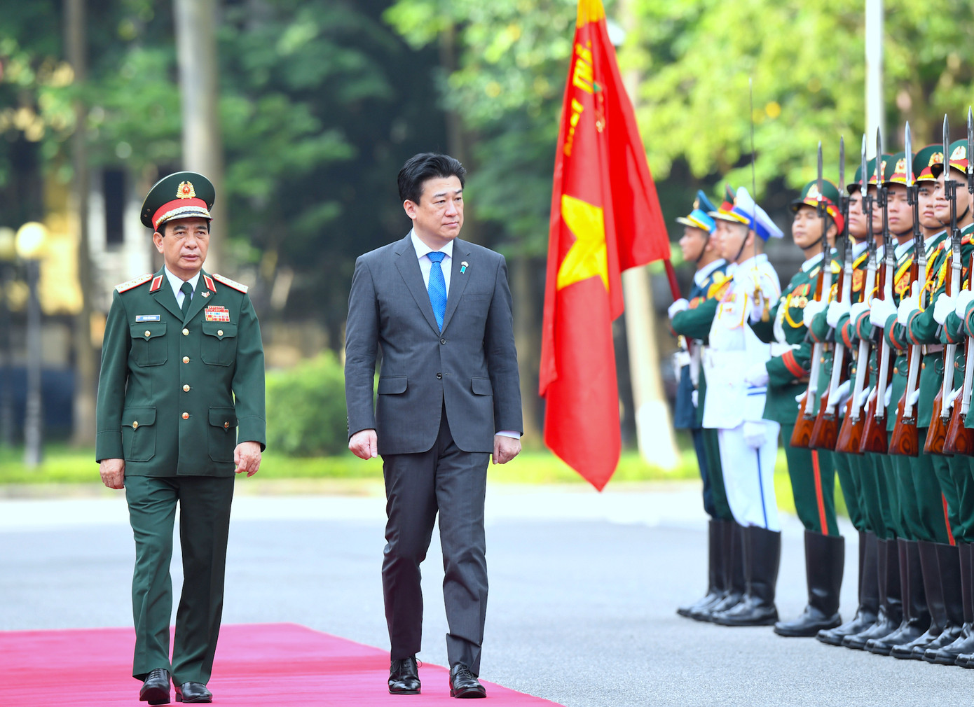 Hai Bộ trưởng duyệt Đội danh dự Quân đội nhân dân Việt Nam tại lễ đón. Hai Bộ trưởng duyệt Đội danh dự Quân đội nhân dân Việt Nam tại lễ đón.