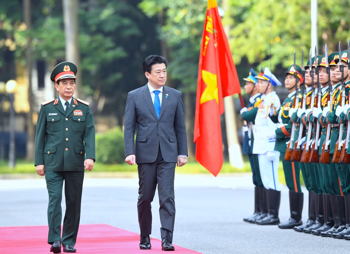 Hai Bộ trưởng duyệt Đội danh dự Quân đội nhân dân Việt Nam tại lễ đón.