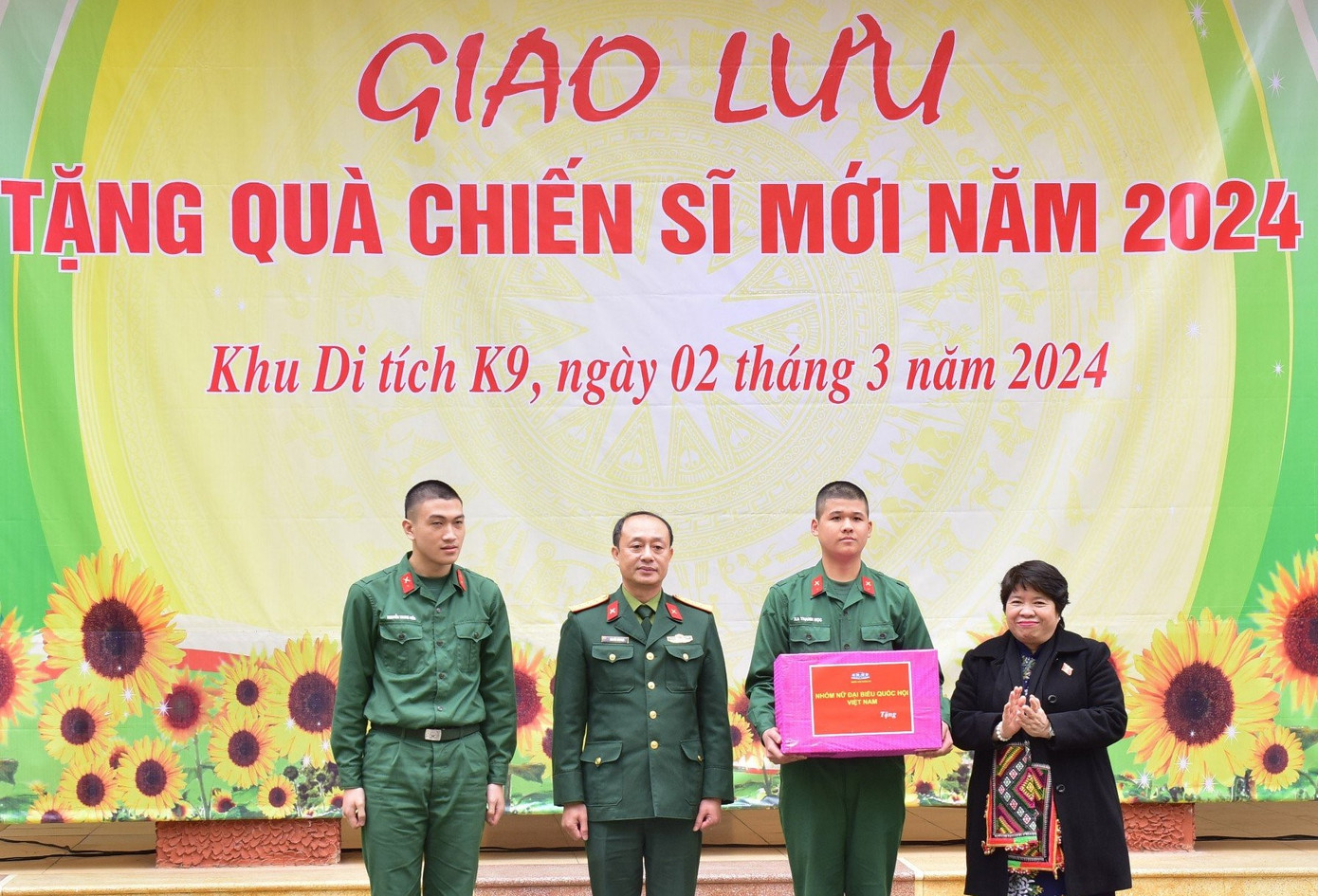 Chủ tịch Nhóm nữ đại biểu Quốc hội khóa XV Nguyễn Thúy Anh trao quà tặng các chiến sĩ mới của Đoàn 285. Chủ tịch Nhóm nữ đại biểu Quốc hội khóa XV Nguyễn Thúy Anh trao quà tặng các chiến sĩ mới của Đoàn 285.