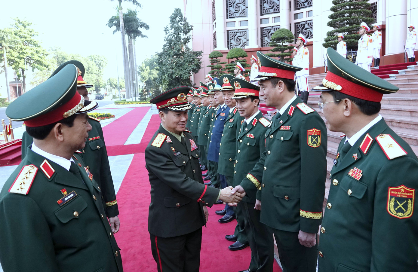 Đây là chuyến thăm nước ngoài đầu tiên trên cương vị Bộ trưởng Quốc phòng Lào của Thượng tướng Khamliang Outhakaysone.