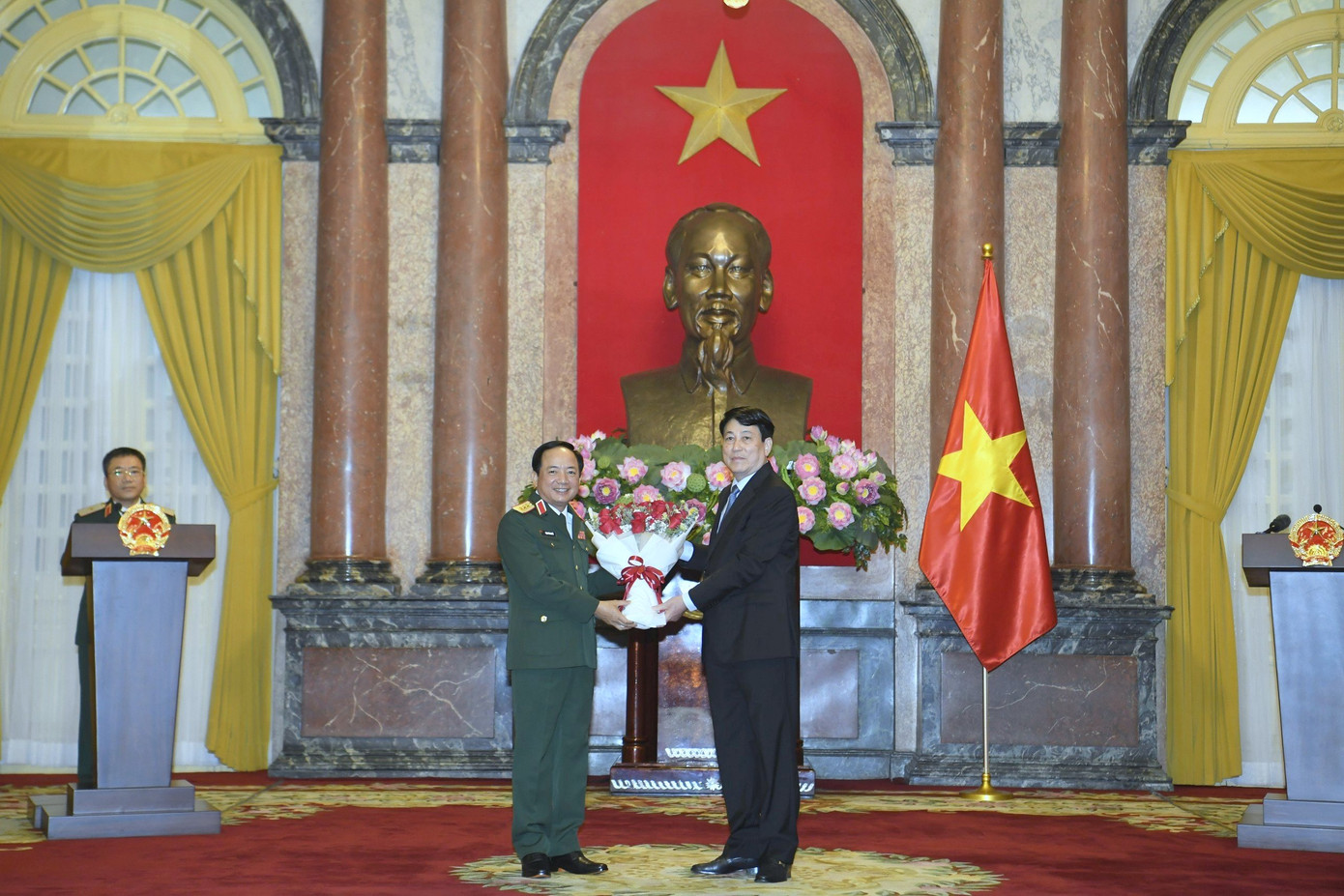 Lãnh đạo Đảng, Nhà nước và các ban, bộ, ngành tặng hoa chúc mừng Thượng tướng Trịnh Văn Quyết. Lãnh đạo Đảng, Nhà nước và các ban, bộ, ngành tặng hoa chúc mừng Thượng tướng Trịnh Văn Quyết.