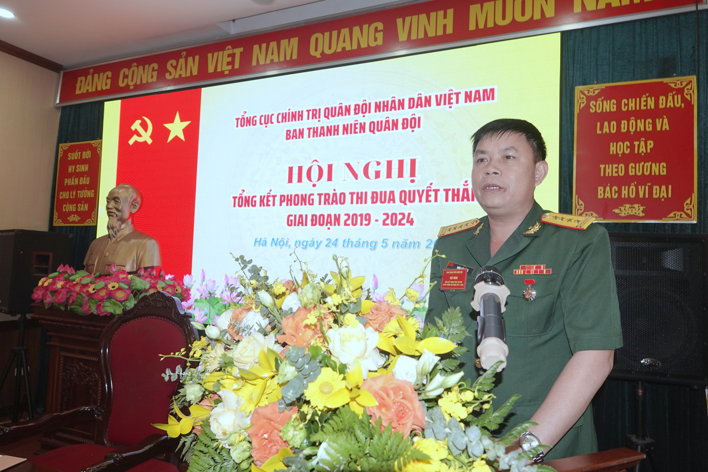 Đại tá Trần Viết Năng - Trưởng ban TNQĐ, trình bày báo cáo tổng kết công tác TĐKT và phong trào TĐQT giai đoạn 2019-2024.