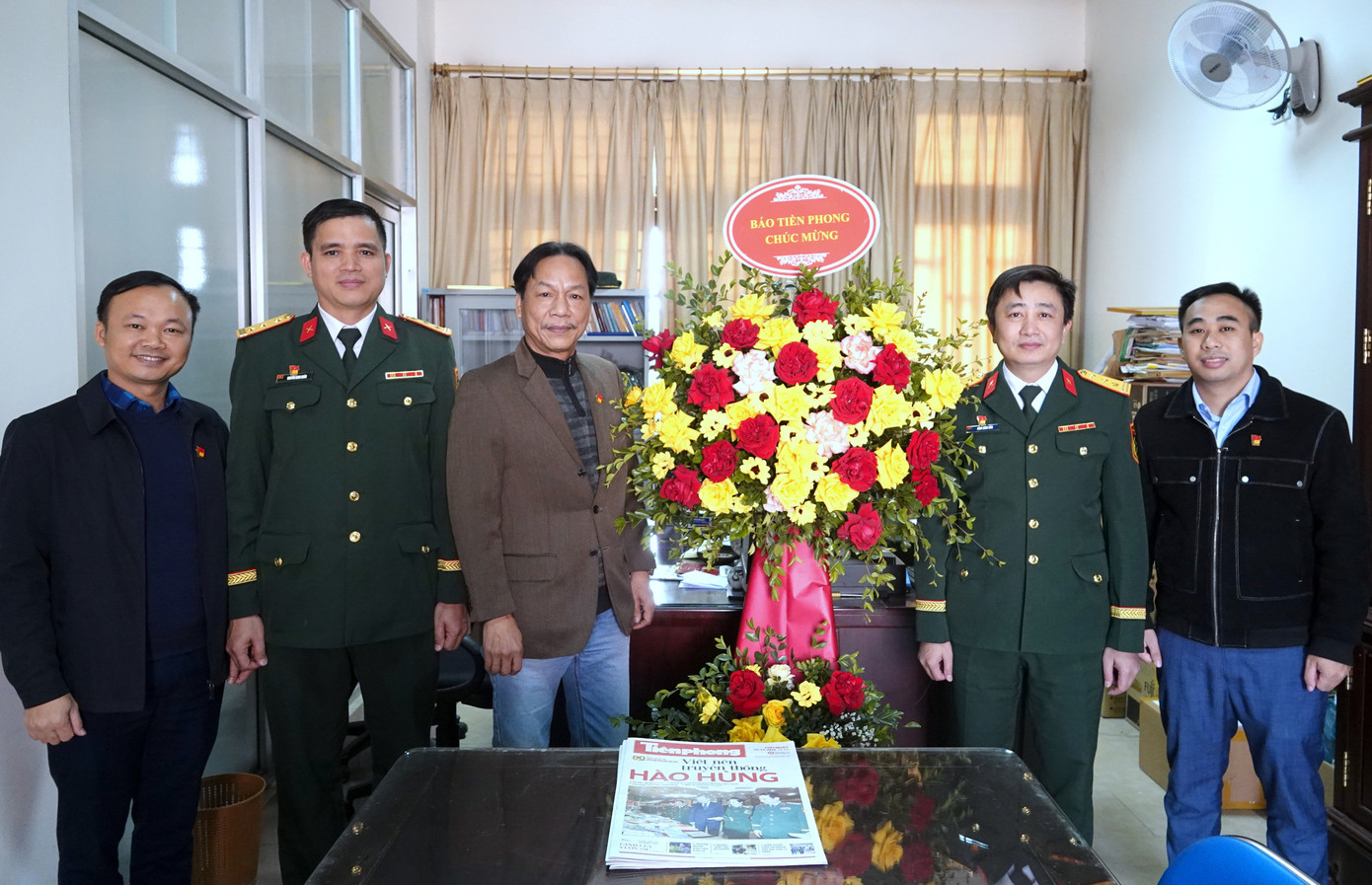 Đoàn đại biểu báo Tiền Phong chúc mừng Phòng Thông tấn - Báo chí (Cục Tuyên huấn)