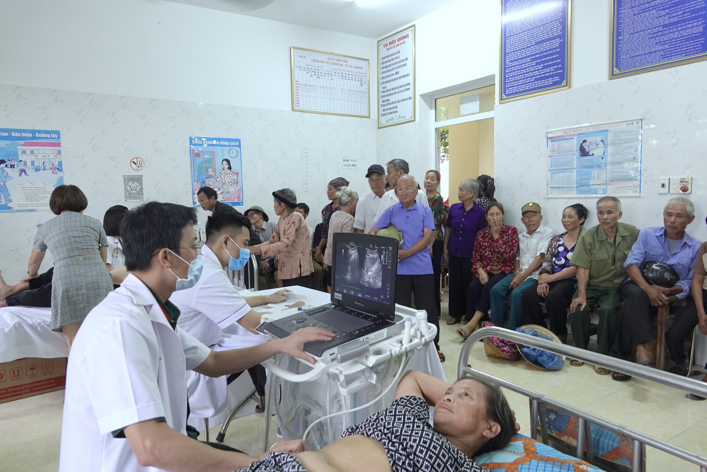 Trong chương trình, các y bác sĩ đến từ Bệnh viện 103 (Học viện Quân y) đã tổ chức thăm khám, cấp phát thuốc miễn phí cho hơn 400 đối tượng chính sách và người nghèo ở huyện Hoằng Hóa.