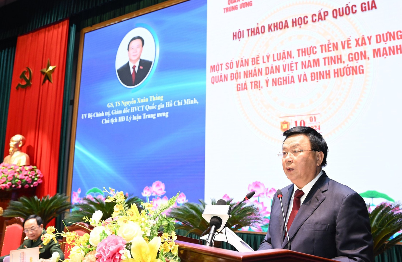 Chủ tịch Hội đồng Lý luận Trung ương Nguyễn Xuân Thắng phát biểu tại hội thảo.