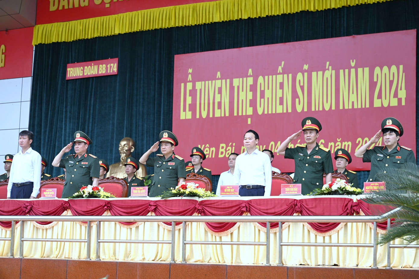 Thượng tướng Trịnh Văn Quyết - Chủ nhiệm Tổng cục Chính trị Quân đội nhân dân Việt Nam, cùng lãnh đạo Quân khu 2, tỉnh Yên Bái và các cơ quan, đơn vị dự Lễ tuyên thệ chiến sĩ mới tại Trung đoàn 174. Thượng tướng Trịnh Văn Quyết - Chủ nhiệm Tổng cục Chính trị Quân đội nhân dân Việt Nam, cùng lãnh đạo Quân khu 2, tỉnh Yên Bái và các cơ quan, đơn vị dự Lễ tuyên thệ chiến sĩ mới tại Trung đoàn 174.