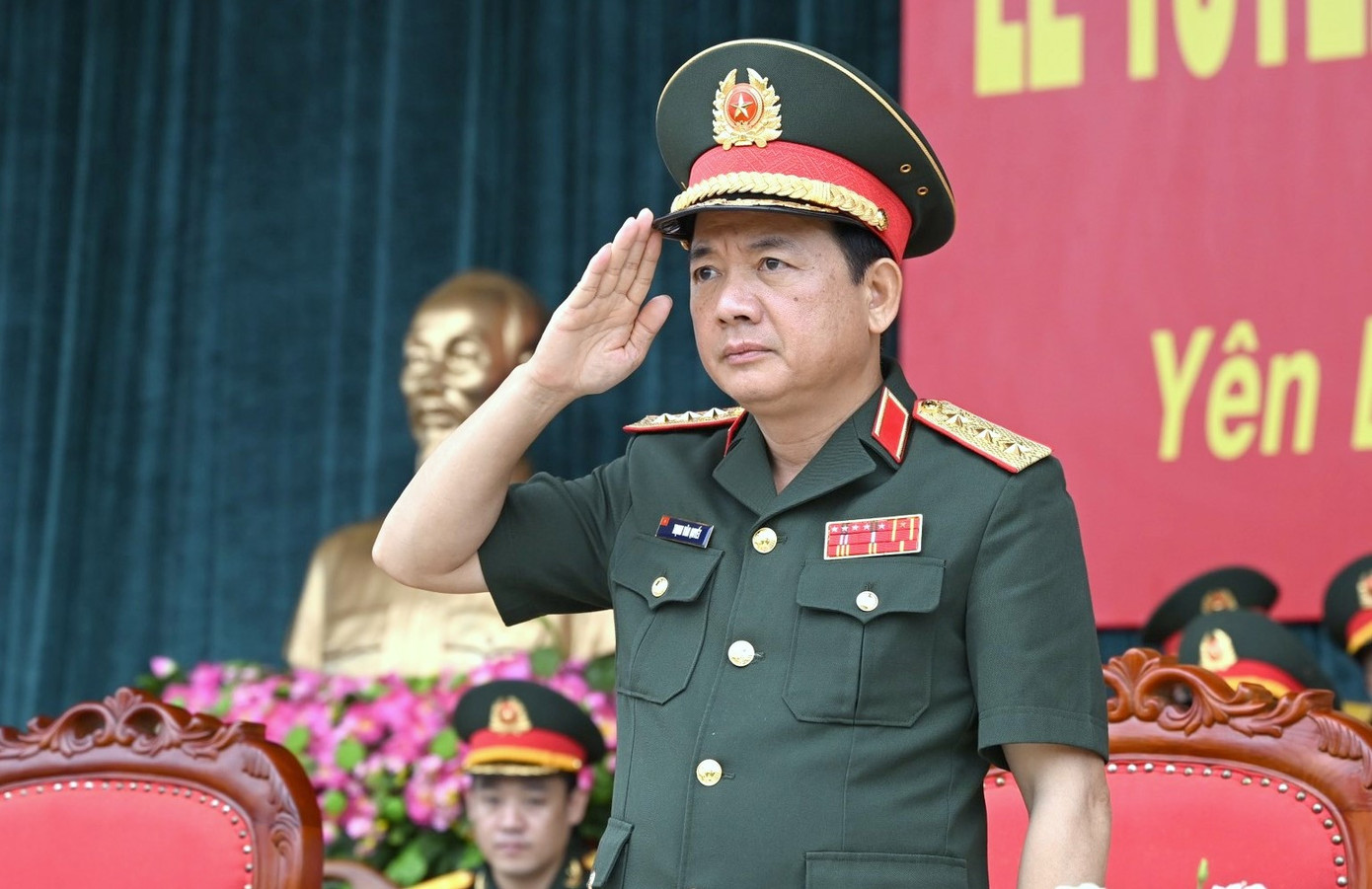 Thượng tướng Trịnh Văn Quyết dự và chỉ đạo lễ tuyên thệ. Thượng tướng Trịnh Văn Quyết dự và chỉ đạo lễ tuyên thệ.