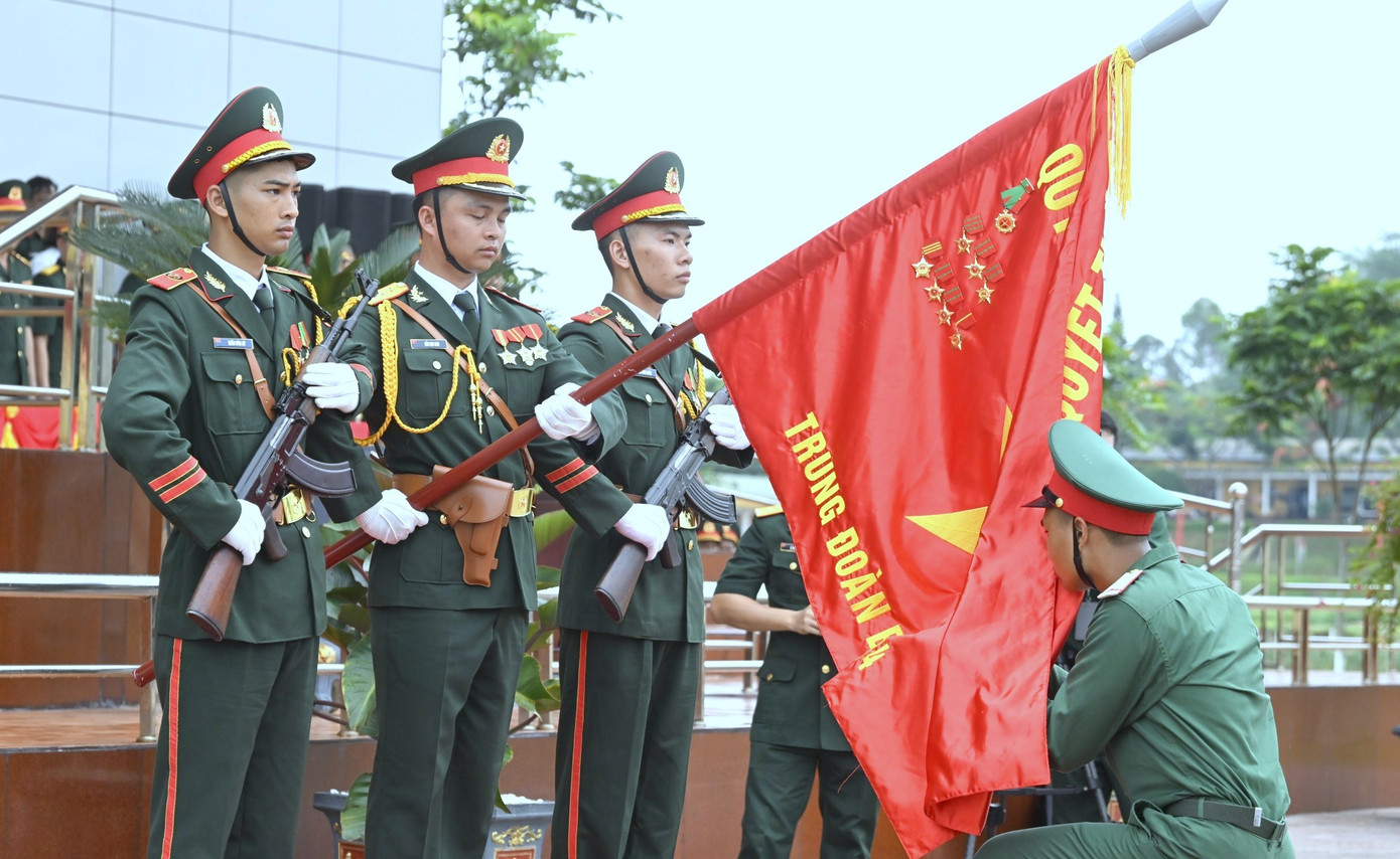 Chiến sĩ mới hôn Quân kỳ Quyết thắng tại lễ tuyên thệ. Chiến sĩ mới hôn Quân kỳ Quyết thắng tại lễ tuyên thệ.