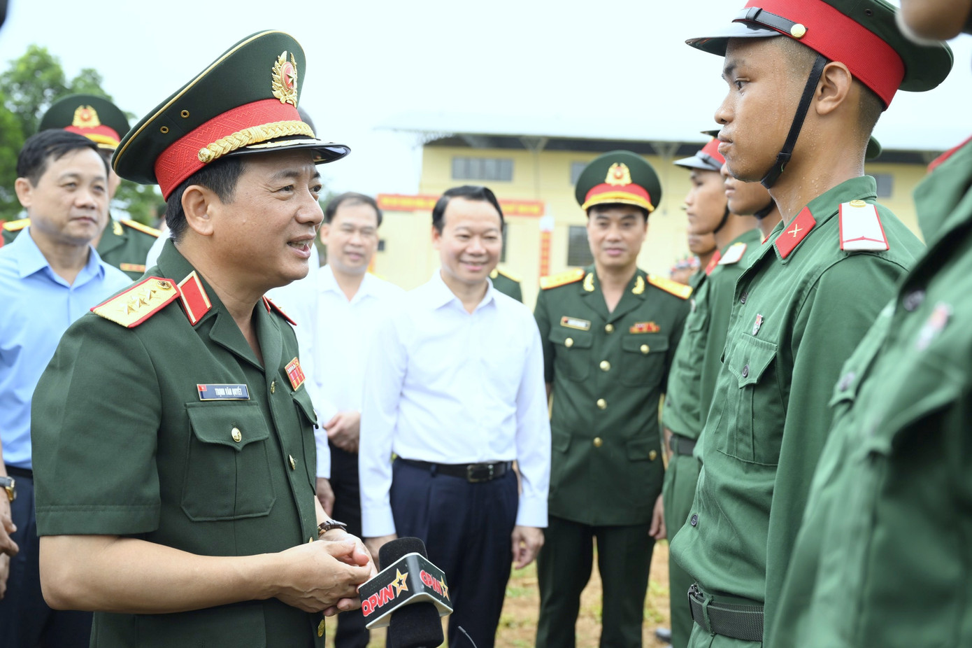 Thượng tướng Trịnh Văn Quyết trò chuyện với chiến sĩ Trung đoàn 174. Thượng tướng Trịnh Văn Quyết trò chuyện với chiến sĩ Trung đoàn 174.