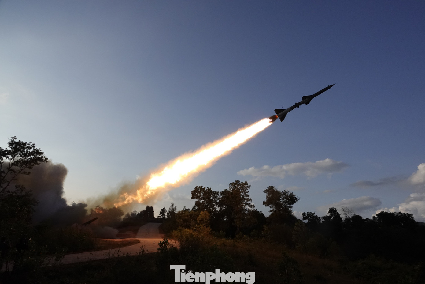 Quả tên lửa tiếp theo rời bệ phóng thành công.