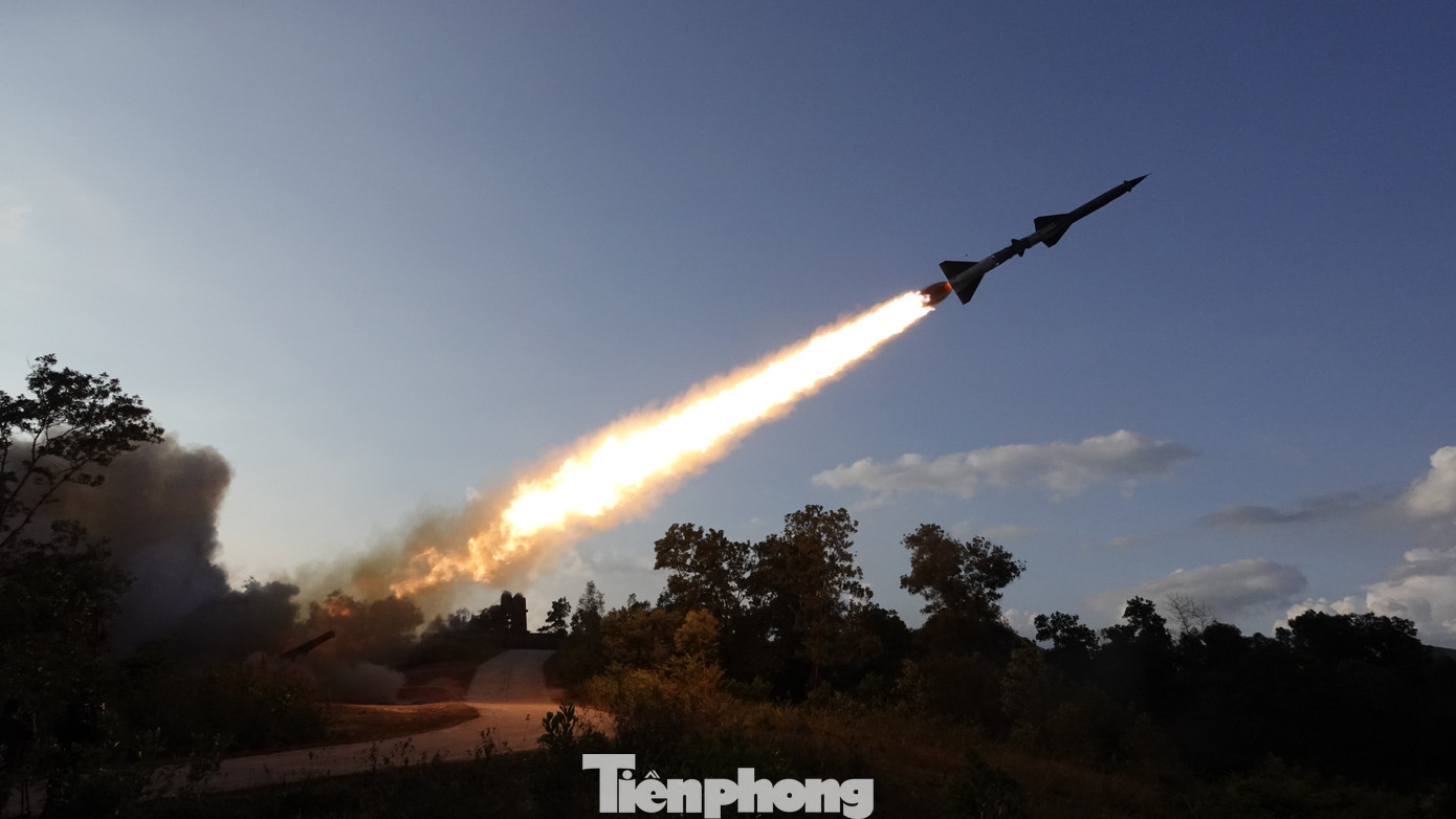 Tên lửa S-75M3 của Quân chủng Phòng không - Không quân rời bệ phóng tiêu diệt mục tiêu trong một cuộc diễn tập, tháng 10/2024. Ảnh: Nguyễn Minh