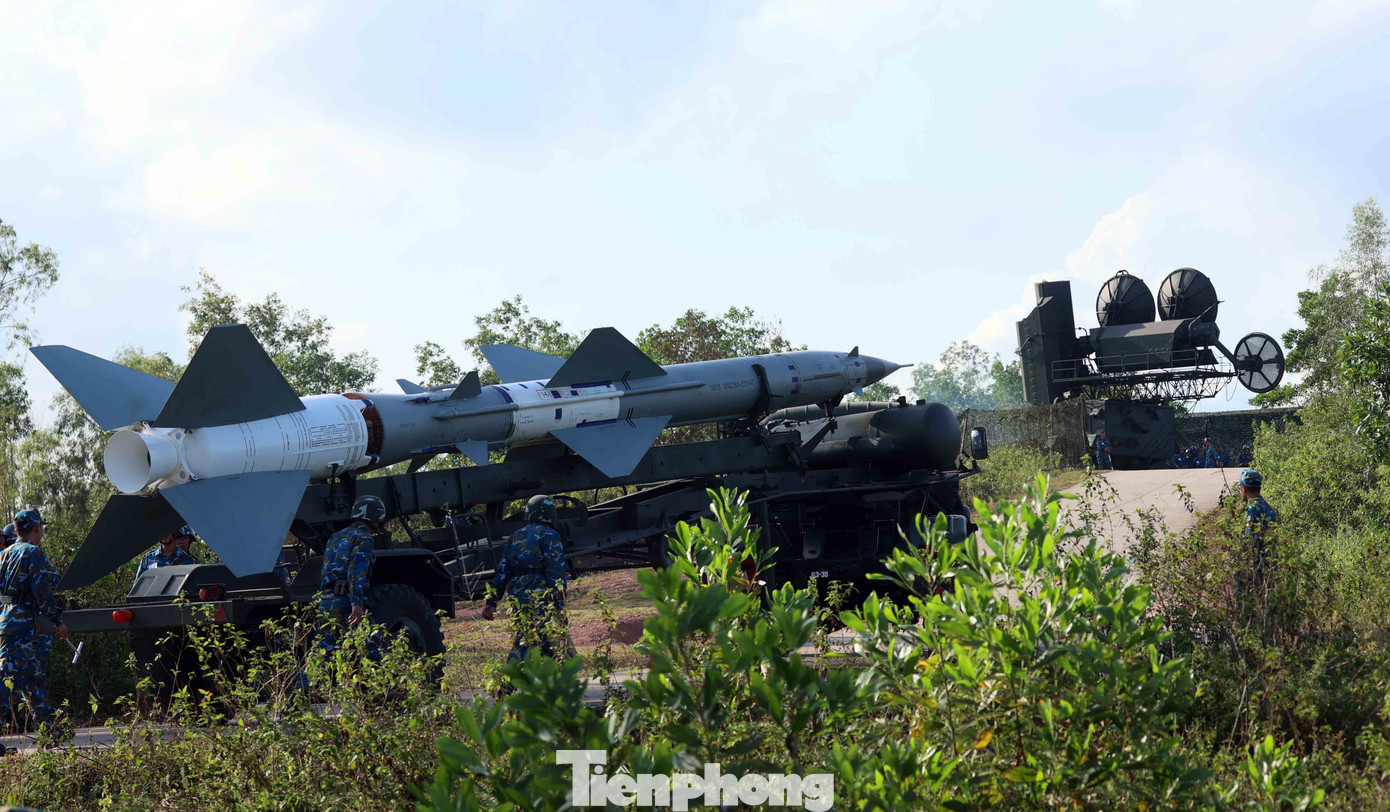 Vận chuyển tên lửa S-75M3 vào trận địa.