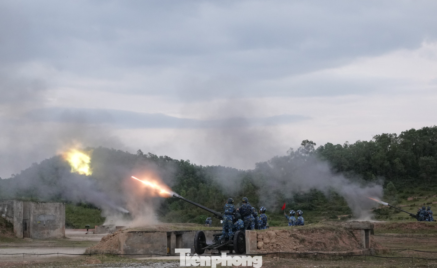 Các khẩu đội pháo nhả đạn tìm diệt mục tiêu trên không.