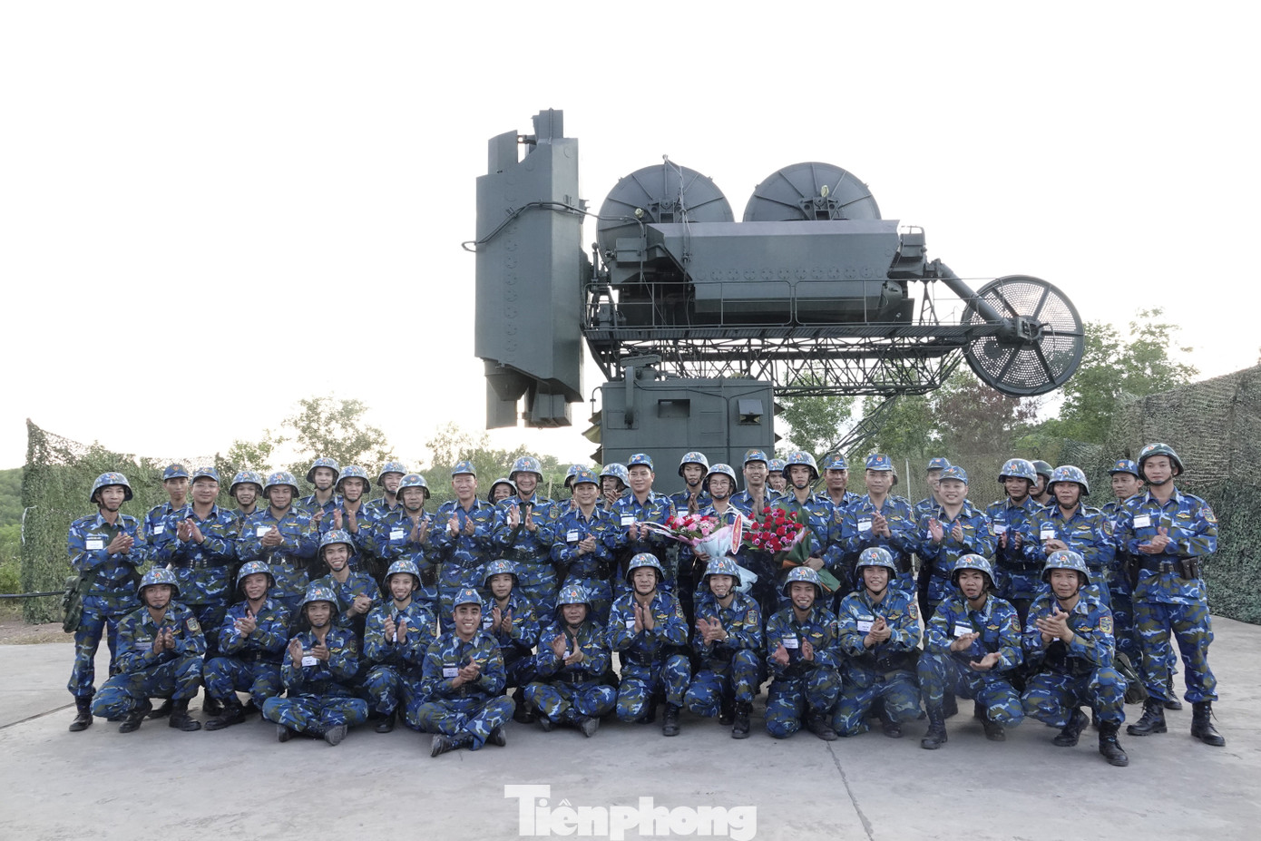 Chỉ huy Sư đoàn Phòng không 367 chúc mừng kíp chiến đấu tên lửa S-75M3 của Sư đoàn tham gia diễn tập và hoàn thành xuất sắc nhiệm vụ.