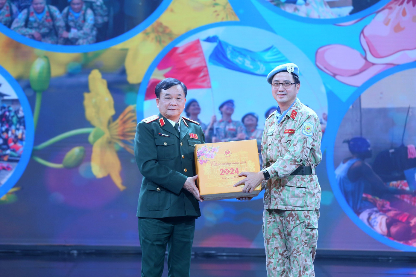 Thượng tướng Hoàng Xuân Chiến - Thứ trưởng Bộ Quốc phòng trao quà Tết của Chủ tịch nước Võ Văn Thưởng tặng lực lượng GGHB Việt Nam, tại chương trình kết nối trực tuyến, chiều 5/2. Thượng tướng Hoàng Xuân Chiến - Thứ trưởng Bộ Quốc phòng trao quà Tết của Chủ tịch nước Võ Văn Thưởng tặng lực lượng GGHB Việt Nam, tại chương trình kết nối trực tuyến, chiều 5/2.