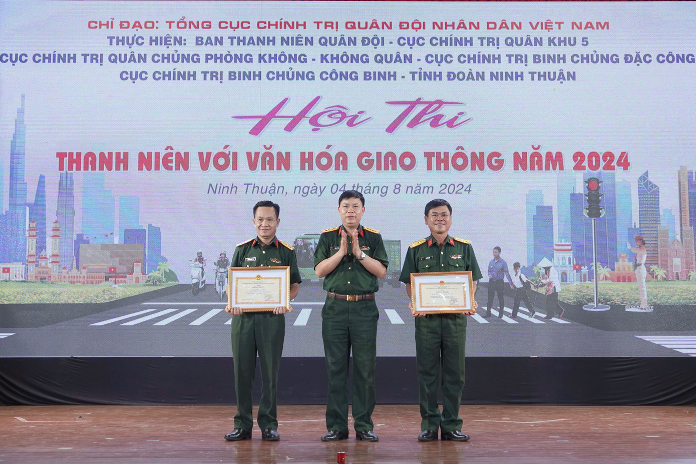 Đại tá Trần Viết Năng - Trưởng ban Thanh niên Quân đội, trao Bằng khen của Chủ nhiệm Tổng cục Chính trị tặng đơn vị đăng cai tổ chức ngày hội và hội thi năm 2024. Đại tá Trần Viết Năng - Trưởng ban Thanh niên Quân đội, trao Bằng khen của Chủ nhiệm Tổng cục Chính trị tặng đơn vị đăng cai tổ chức ngày hội và hội thi năm 2024.