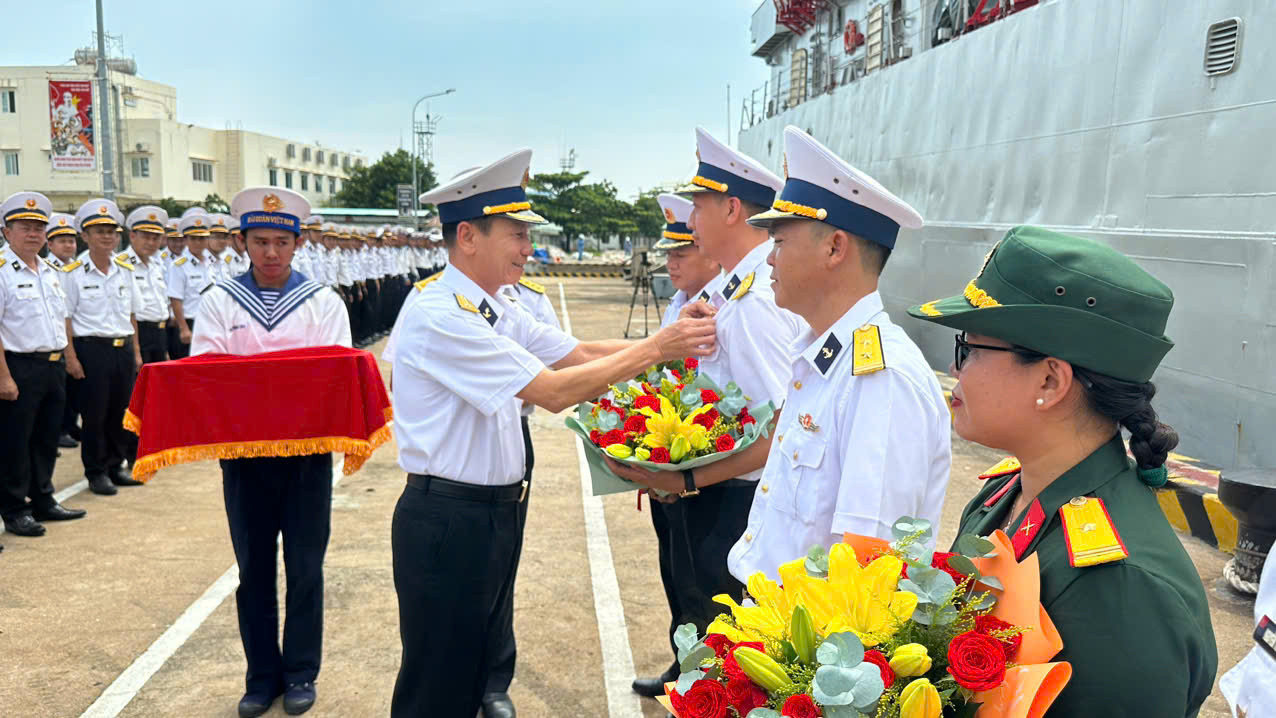 Lãnh đạo Bộ Tư lệnh Vùng 2 Hải quân trao thưởng các tập thể, cá nhân hoàn thành xuất sắc nhiệm vụ chuyến công tác.