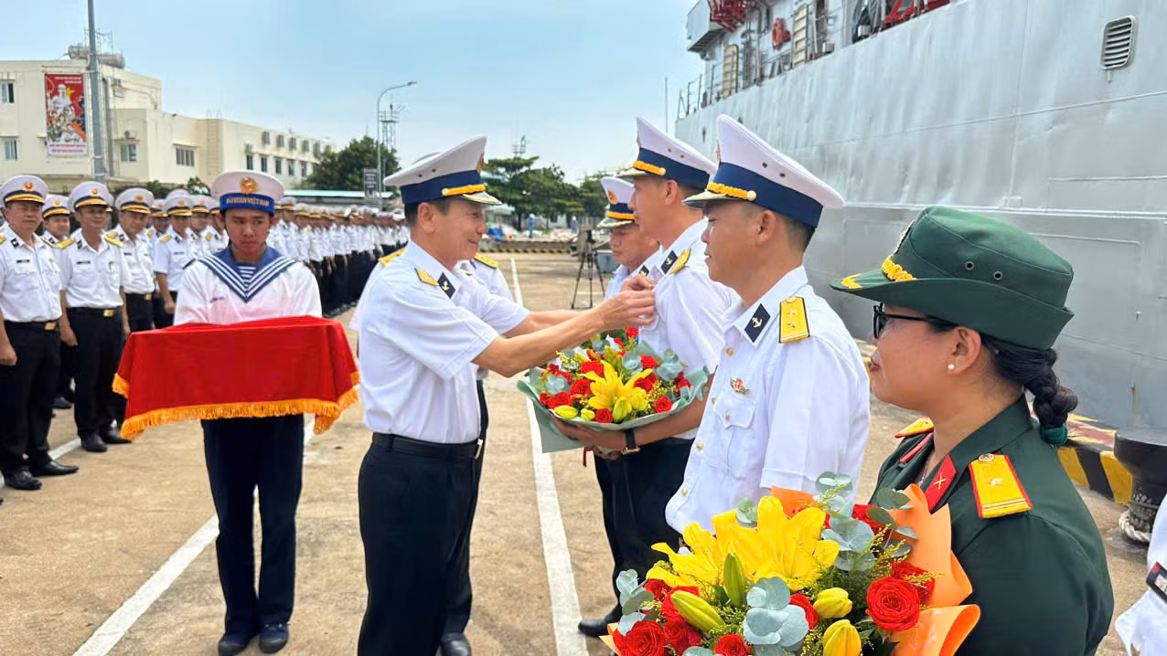 Lãnh đạo Bộ Tư lệnh Vùng 2 Hải quân trao thưởng các tập thể, cá nhân hoàn thành xuất sắc nhiệm vụ chuyến công tác.