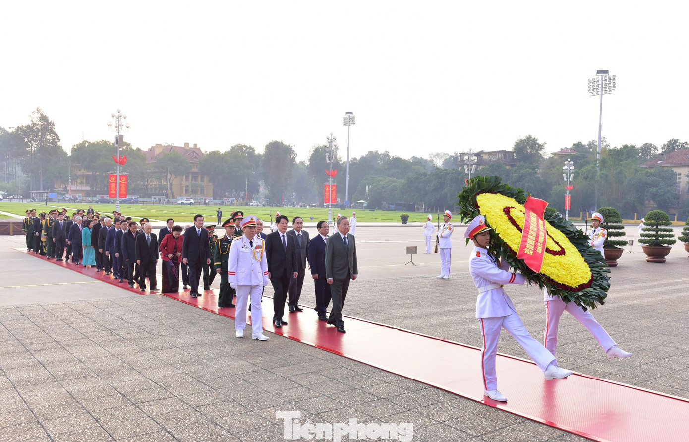 Đoàn đại biểu lãnh đạo, nguyên lãnh đạo Đảng, Nhà nước, Uỷ ban Trung ương MTTQ Việt Nam; Quân ủy Trung ương - Bộ Quốc phòng vào Lăng viếng Chủ tịch Hồ Chí Minh, sáng 20/12.