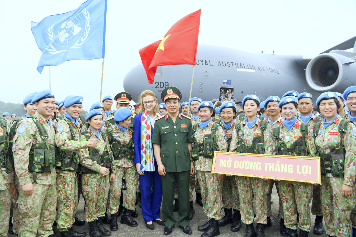 Đại tướng Phan Văn Giang - Bộ trưởng Bộ Quốc phòng, với cán bộ, chiến sĩ Cục Gìn giữ hòa bình Việt Nam tại Lễ xuất quân Đội công binh số 1 và Bệnh viện Dã chiến cấp 2 số 4, tháng 4/2022.