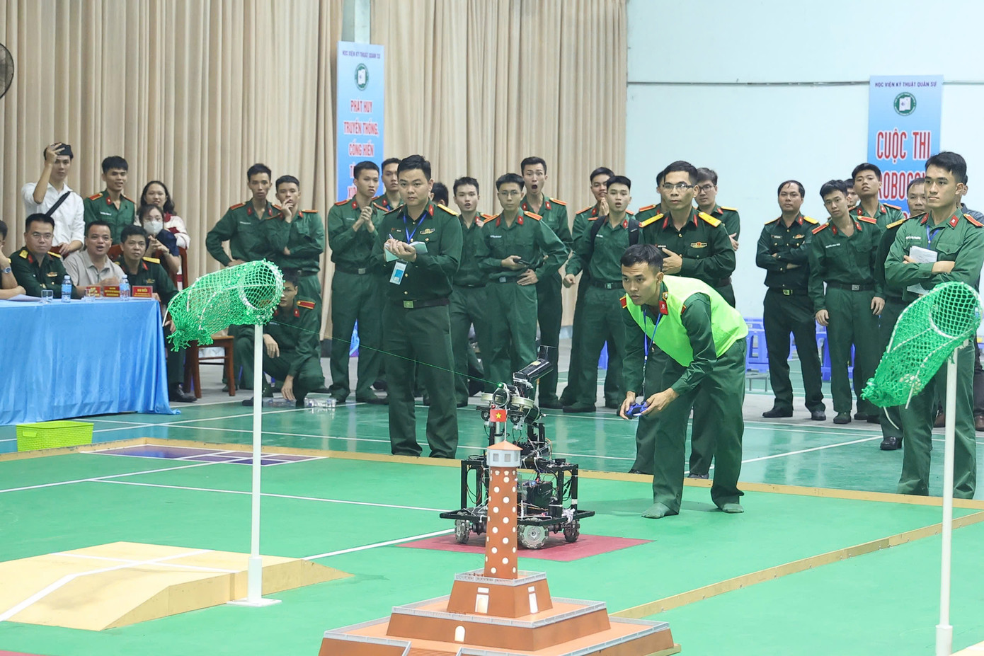 Điều khiển robot thực hiện các nội dung theo thể lệ cuộc thi. Điều khiển robot thực hiện các nội dung theo thể lệ cuộc thi.