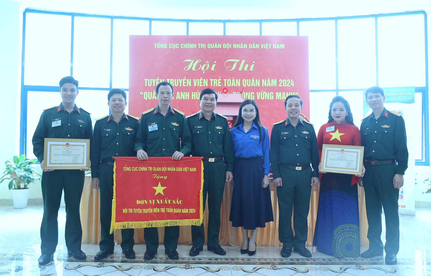 Bí thư Trung ương Đoàn Nguyễn Phạm Duy Trang cùng các đại biểu dự bế mạc hội thi. Bí thư Trung ương Đoàn Nguyễn Phạm Duy Trang cùng các đại biểu dự bế mạc hội thi.