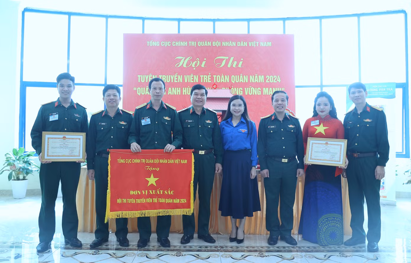 Bí thư Trung ương Đoàn Nguyễn Phạm Duy Trang cùng các đại biểu dự bế mạc hội thi. Bí thư Trung ương Đoàn Nguyễn Phạm Duy Trang cùng các đại biểu dự bế mạc hội thi.