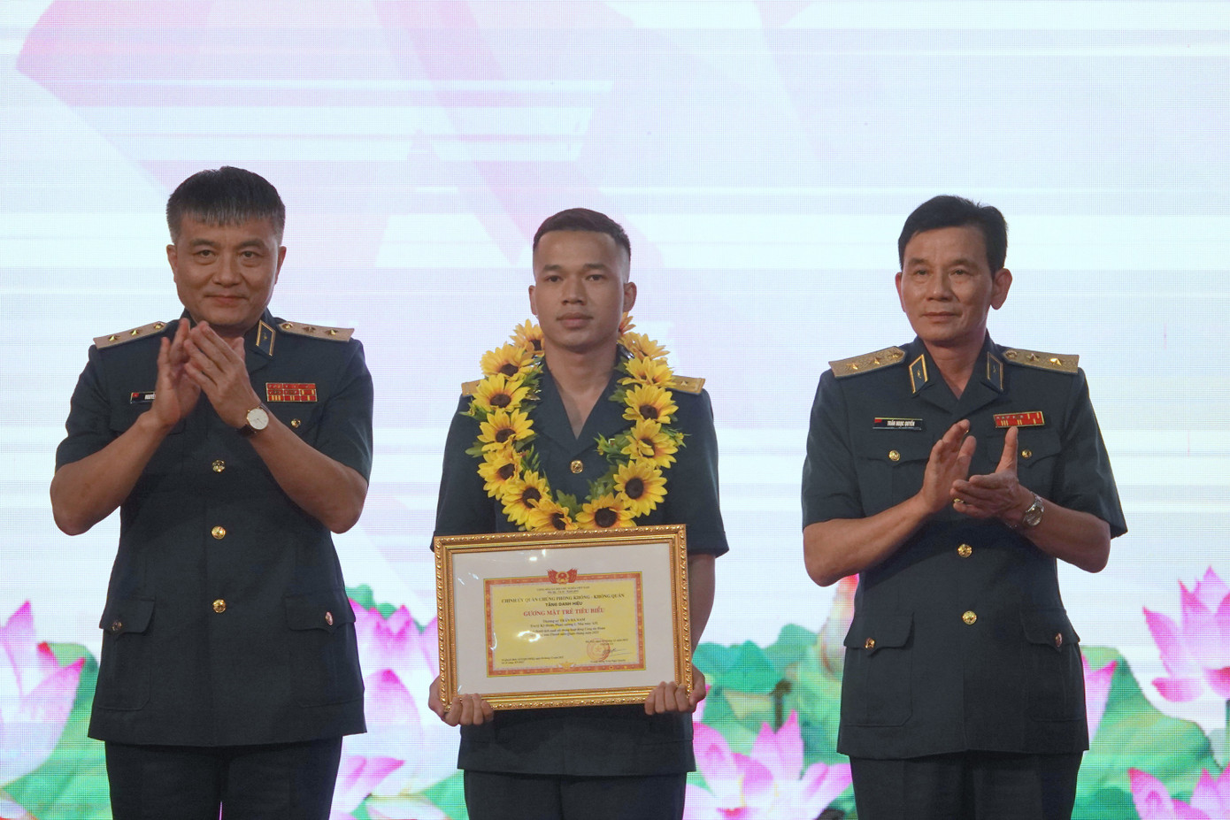 Lãnh đạo Quân chủng PK-KQ trao thưởng cho 10 Gương mặt trẻ tiêu biểu năm 2023. Lãnh đạo Quân chủng PK-KQ trao thưởng cho 10 Gương mặt trẻ tiêu biểu năm 2023.