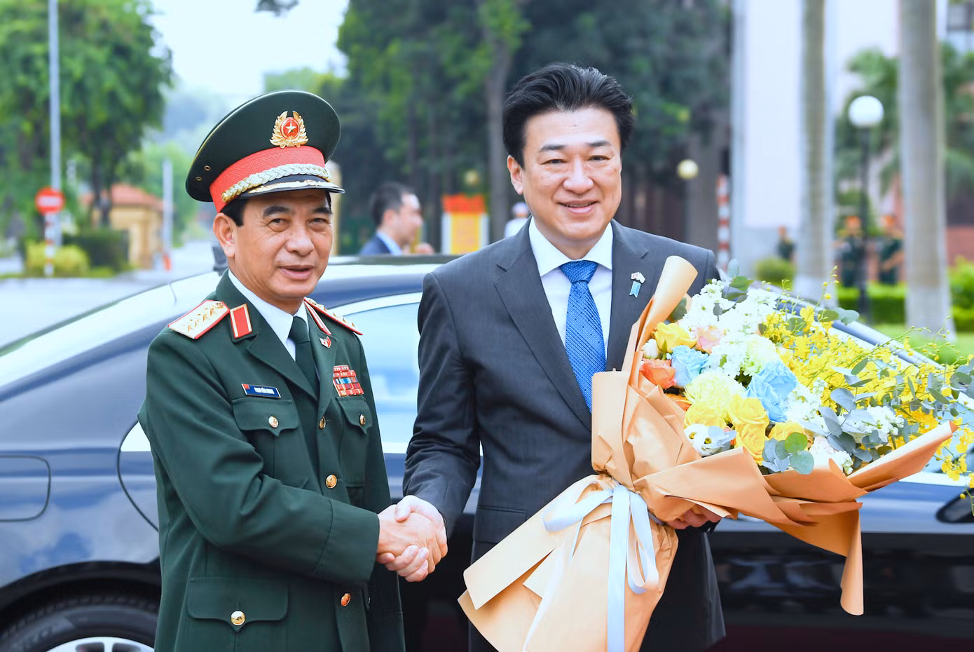 Bộ trưởng Phan Văn Giang đón Bộ trưởng Kihara Minoru tới dự hội đàm, sáng 6/8.
