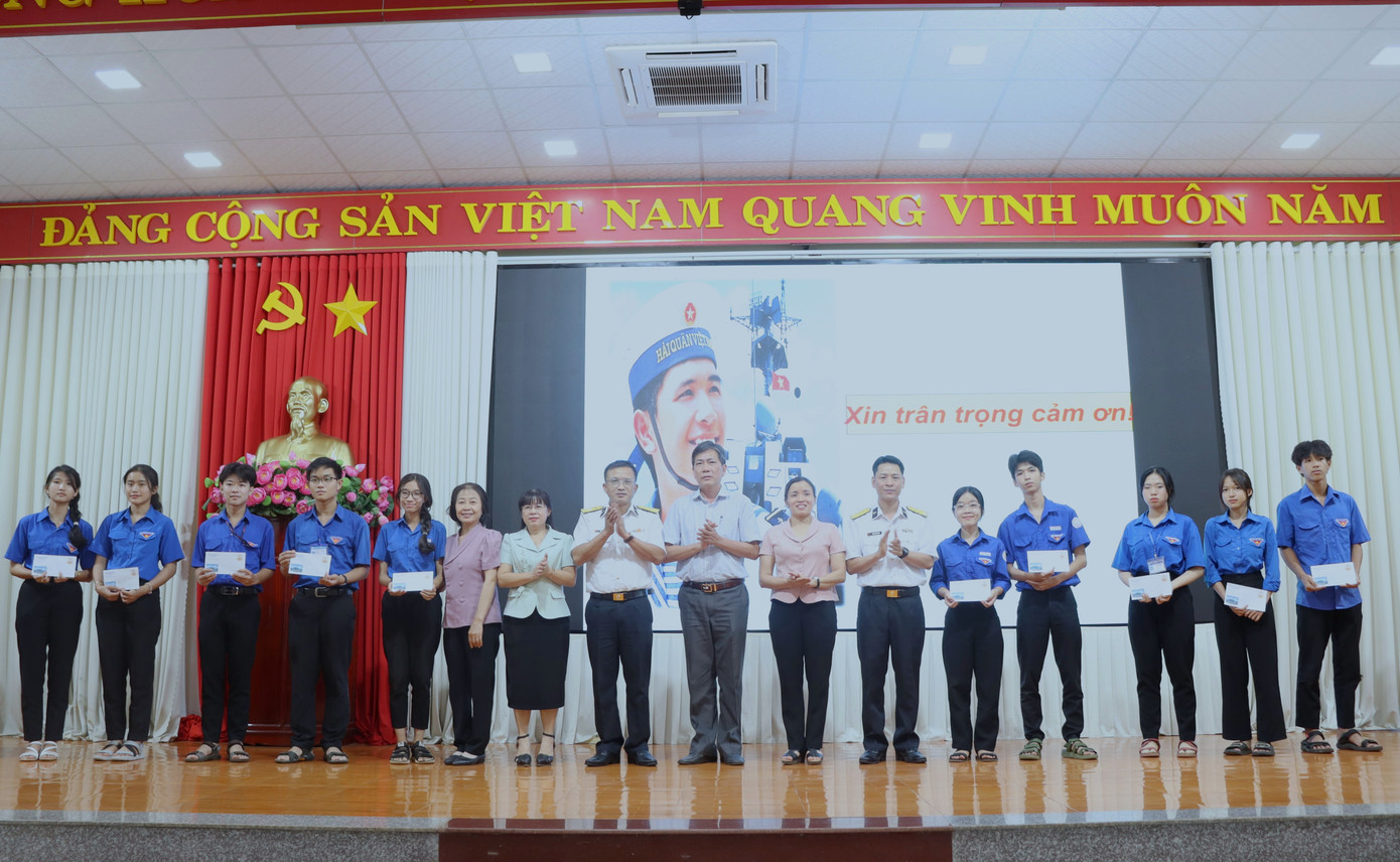 Trao quà tặng học sinh có hoàn cảnh khó khăn tại trường THPT Bình Long.