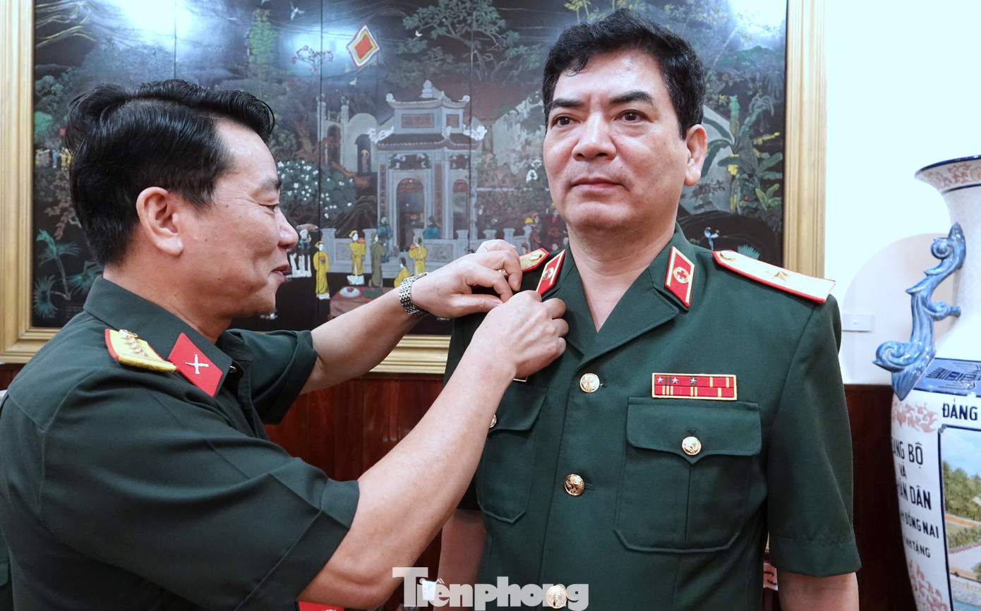 Đại tá Phạm Văn Hiếu - Phó Chính ủy Bộ Tư lệnh Bảo vệ Lăng Chủ tịch Hồ Chí Minh gắn Huy hiệu Bác Hồ tặng lãnh đạo Học viện Quân y, sáng 22/9.