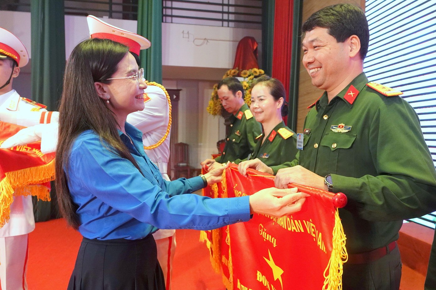 Bí thư Trung ương Đoàn Nguyễn Phạm Duy Trang, trao Cờ tặng các đội thi xuất sắc. Bí thư Trung ương Đoàn Nguyễn Phạm Duy Trang, trao Cờ tặng các đội thi xuất sắc.