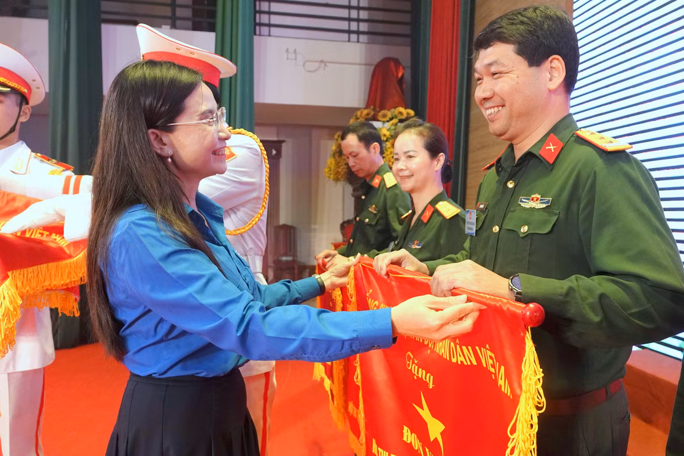 Bí thư Trung ương Đoàn Nguyễn Phạm Duy Trang, trao Cờ tặng các đội thi xuất sắc. Bí thư Trung ương Đoàn Nguyễn Phạm Duy Trang, trao Cờ tặng các đội thi xuất sắc.