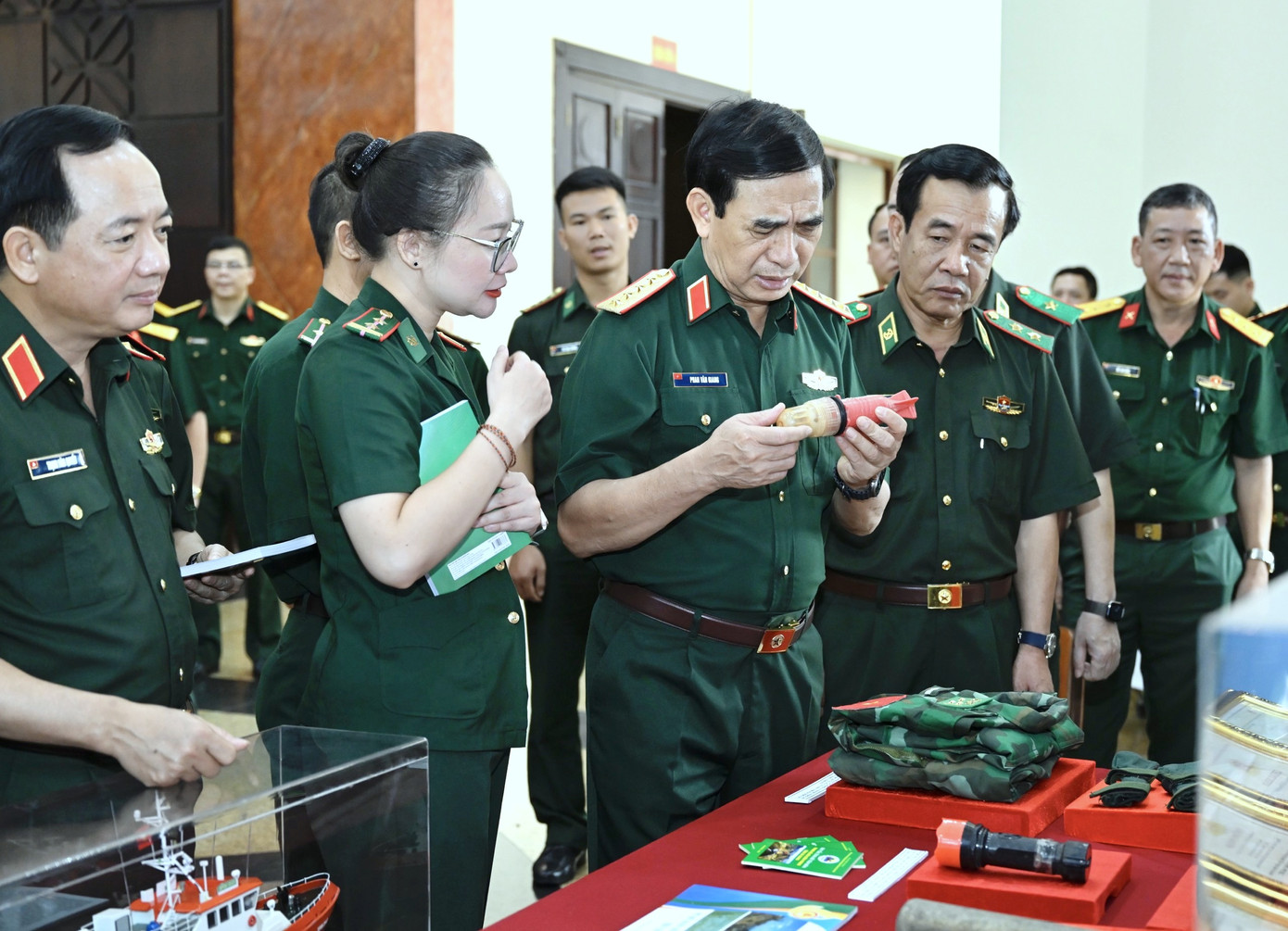 Đại tướng Phan Văn Giang cùng các đại biểu tham quan khu trưng bày của Bộ đội Biên phòng. Đại tướng Phan Văn Giang cùng các đại biểu tham quan khu trưng bày của Bộ đội Biên phòng.