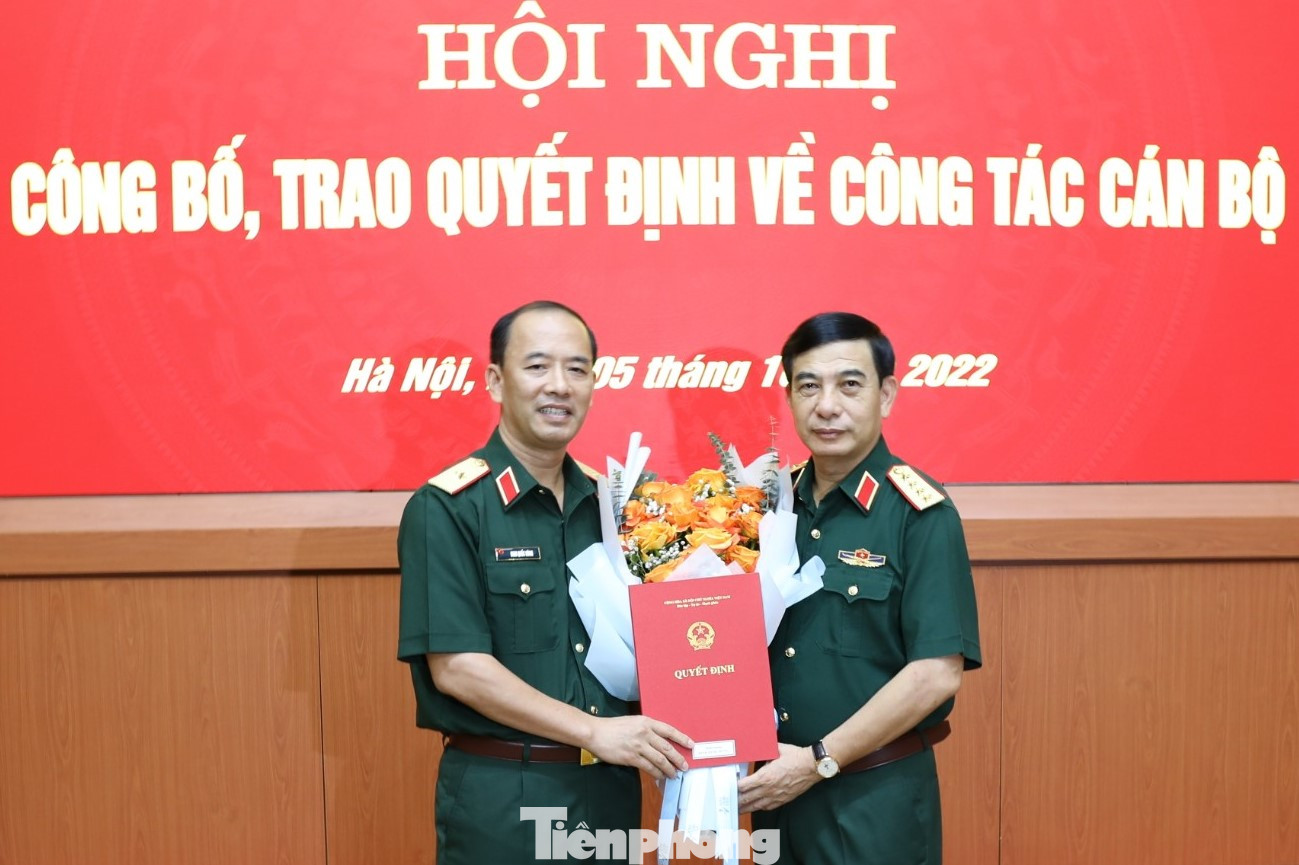 Được trao Quyết định thăng quân hàm từ Đại tá lên Thiếu tướng vào tháng 10/2022, Thiếu tướng Đinh Quốc Hùng là cựu thủ lĩnh thanh niên Quân đội đầu tiên được thăng quân hàm cấp tướng. Ảnh: PV