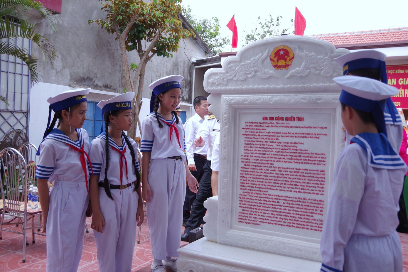 Các em học sinh Trường tiểu học Nguyễn Phan Vinh bên cạnh bia ghi chiến công Anh hùng liệt sĩ Nguyễn Phan Vinh trong khuôn viên nhà tưởng niệm. Các em học sinh Trường tiểu học Nguyễn Phan Vinh bên cạnh bia ghi chiến công Anh hùng liệt sĩ Nguyễn Phan Vinh trong khuôn viên nhà tưởng niệm.