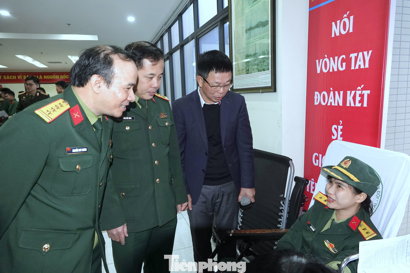 Lãnh đạo các đơn vị thăm hỏi, động viên cán bộ, đoàn viên thanh niên tham gia Chủ Nhật Đỏ, sáng 10/3. Lãnh đạo các đơn vị thăm hỏi, động viên cán bộ, đoàn viên thanh niên tham gia Chủ Nhật Đỏ, sáng 10/3.