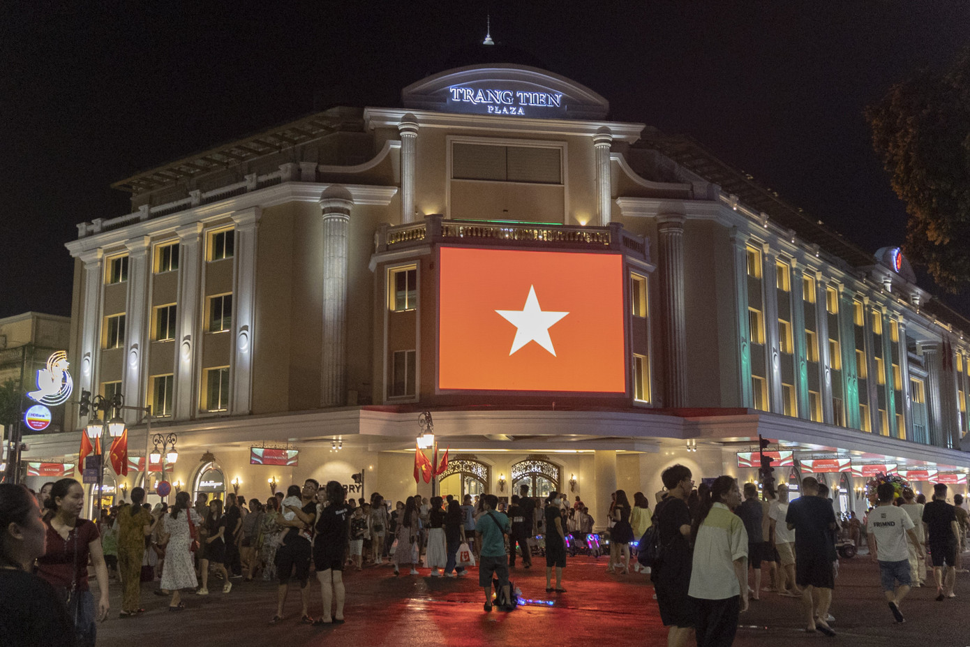 Theo ghi nhận của phóng viên, vào tối 31/8, ngay sau khi cơn mưa vừa tạnh, dòng người từ khắp nơi đổ về phố đi bộ Hồ Gươm. Tại đây, tất cả đều hòa mình vào không khí vui tươi, nhộn nhịp trong kỳ nghỉ lễ đặc biệt này. Ảnh: Hoàng Ngọc