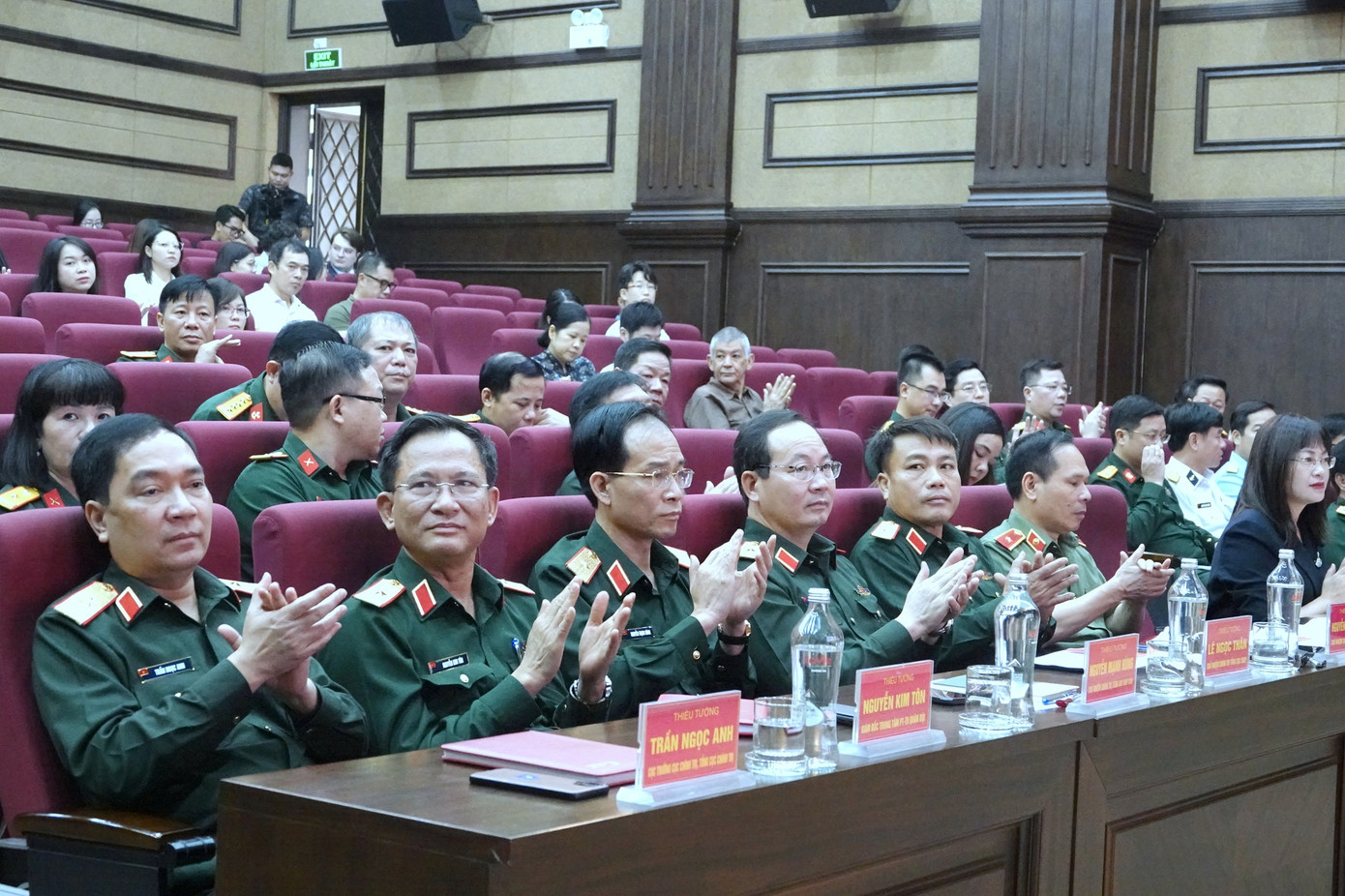 Các đại biểu tham dự họp báo, sáng 15/11.