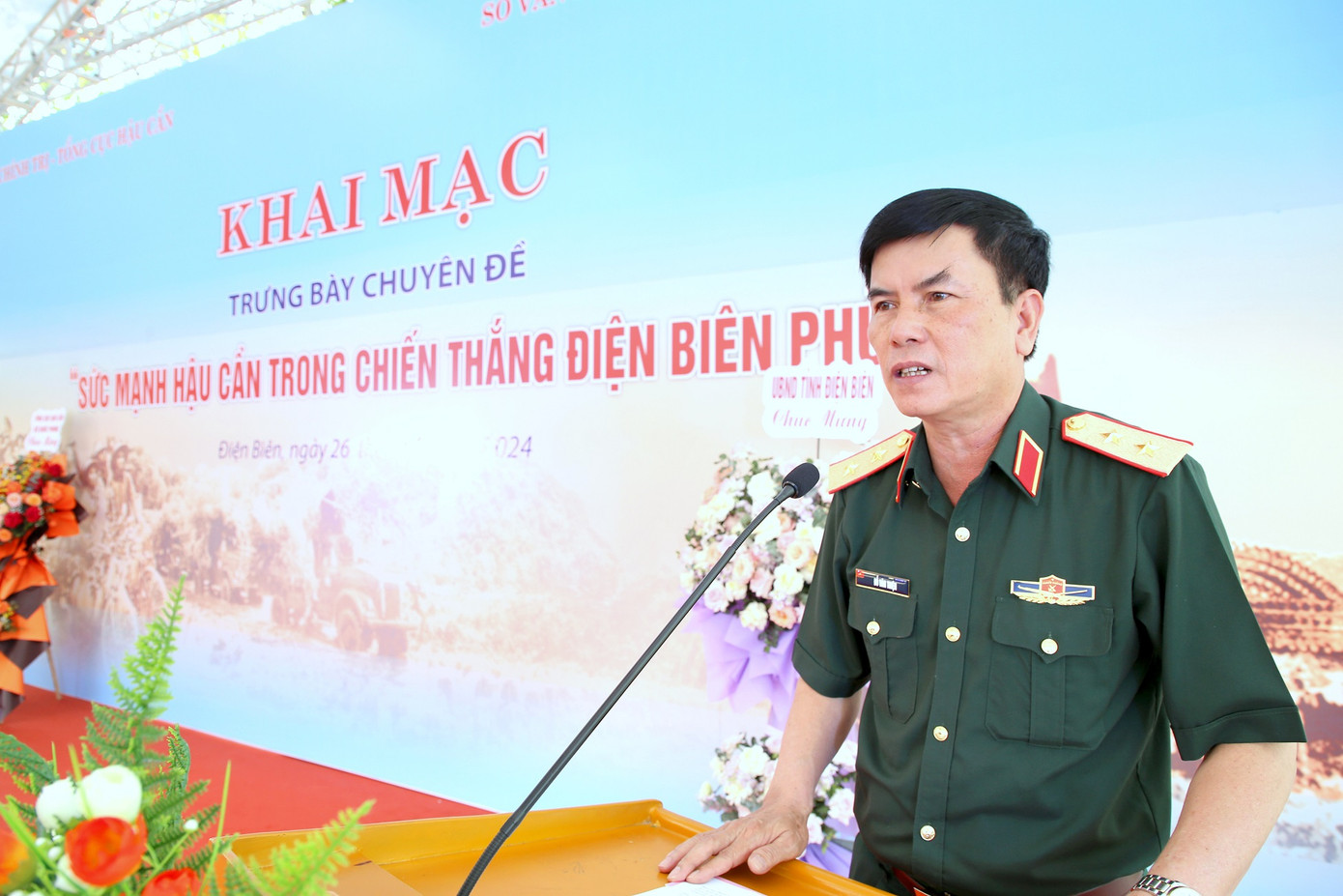 Trung tướng Đỗ Văn Thiện - Bí thư Đảng ủy, Chính ủy Tổng cục Hậu cần, phát biểu khai mạc trưng bày. Trung tướng Đỗ Văn Thiện - Bí thư Đảng ủy, Chính ủy Tổng cục Hậu cần, phát biểu khai mạc trưng bày.