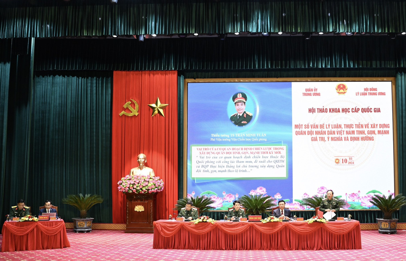 Đoàn chủ tịch hội thảo gồm: Đại tướng Lương Cường - Ủy viên Bộ Chính trị, Ủy viên Thường vụ Quân ủy Trung ương, Chủ nhiệm Tổng cục Chính trị QĐND Việt Nam; GS.TS Nguyễn Xuân Thắng - Ủy viên Bộ Chính trị, Chủ tịch Hội đồng Lý luận Trung ương, Giám đốc Học viện Chính trị Quốc gia Hồ Chí Minh; Thượng tướng Trịnh Văn Quyết - Ủy viên Trung ương Đảng, Phó chủ nhiệm Tổng cục Chính trị QĐND Việt Nam; Thượng tướng, PGS.TS Trần Việt Khoa - Ủy viên Trung ương Đảng, Giám đốc Học viện Quốc phòng.