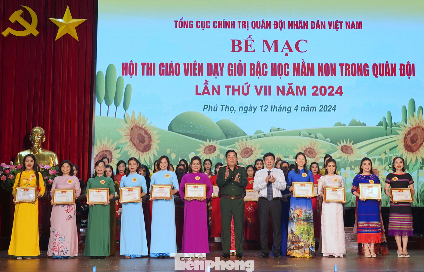 Lãnh đạo Tổng cục Chính trị Quân đội nhân dân Việt Nam và đại diện lãnh đạo Bộ Giáo dục và Đào tạo, trao Giấy chứng nhận của Tổng cục Chính trị tặng các cá nhân đạt danh hiệu Giáo viên dạy giỏi cấp toàn quân năm 2024. Lãnh đạo Tổng cục Chính trị Quân đội nhân dân Việt Nam và đại diện lãnh đạo Bộ Giáo dục và Đào tạo, trao Giấy chứng nhận của Tổng cục Chính trị tặng các cá nhân đạt danh hiệu Giáo viên dạy giỏi cấp toàn quân năm 2024.