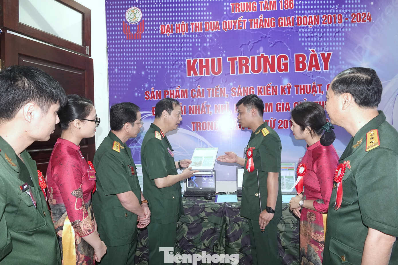 Lãnh đạo Bộ tư lệnh 86 cùng các đại biểu dự đại hội tham quan khu trưng bày sáng kiến, cải tiến tham gia Giải thưởng Tuổi trẻ sáng tạo trong Quân đội của tuổi trẻ Trung tâm 186.