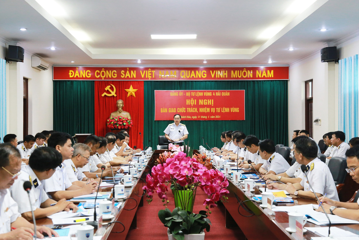 Tham dự hội nghị có lãnh đạo Bộ Tham mưu, Cục chính trị, Cục Hậu cần, Cục Kỹ thuật và các cơ quan chức năng Quân chủng Hải quân; đại biểu trong Đảng ủy, Bộ Tư lệnh và lãnh đạo, chỉ huy các cơ quan, đơn vị thuộc Vùng 4 Hải quân. Tham dự hội nghị có lãnh đạo Bộ Tham mưu, Cục chính trị, Cục Hậu cần, Cục Kỹ thuật và các cơ quan chức năng Quân chủng Hải quân; đại biểu trong Đảng ủy, Bộ Tư lệnh và lãnh đạo, chỉ huy các cơ quan, đơn vị thuộc Vùng 4 Hải quân.